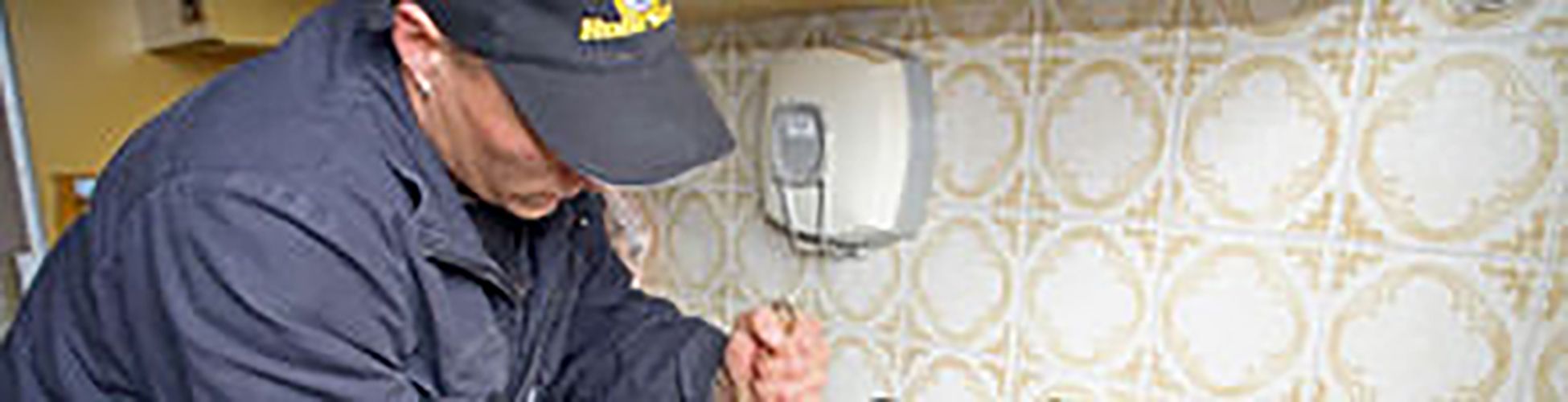 RohrStar employee removing a pipe blockage